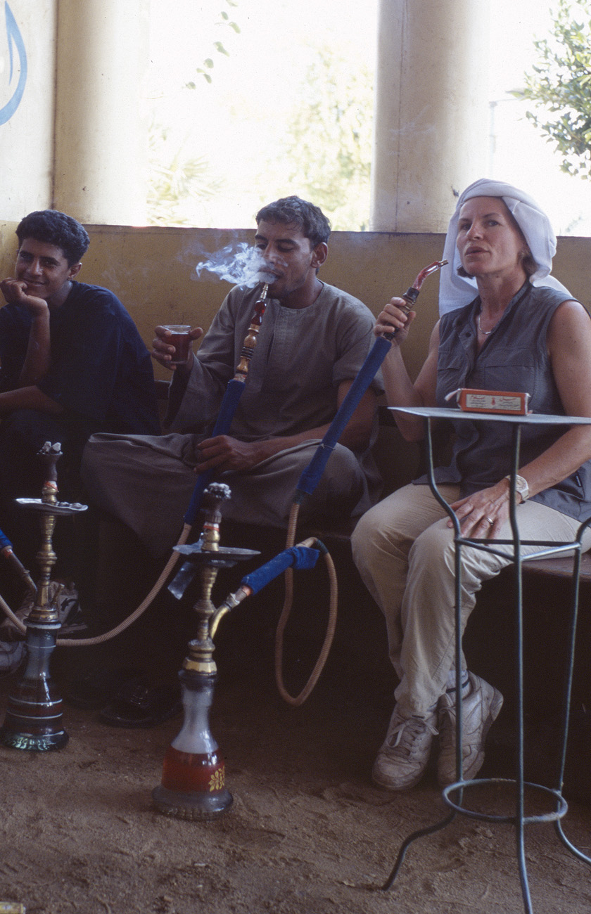 egyp06_33 detail chicha.jpg - Silsila Silsila un peu de détente dans un petit café au bord du Nil, l'occasion de s'essayer à fumer la chicha Provia 100 F
